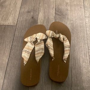 Maurice’s womens flip flops never worn